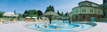 Außenbecken der Cassiopeia Therme Badenweiler